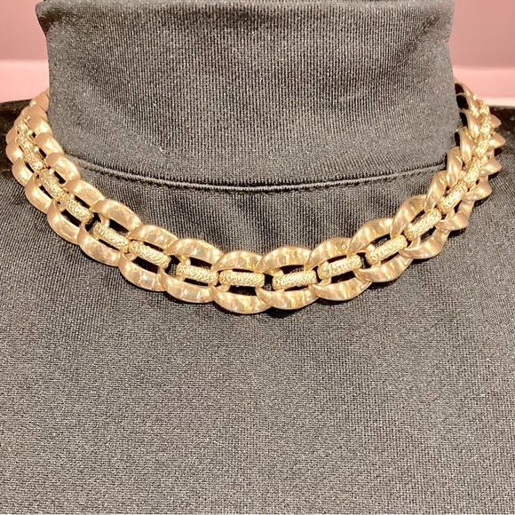 Elegant Gold Necklace Set - Picture 2 of 8